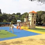 5 Mins Walk,wi-fi,ac,pool,parking,elevator