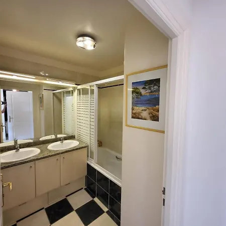 아파트 5 Mins Walk,wi-fi,ac,pool,parking,elevator Fréjus
