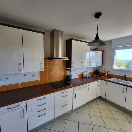 5 Mins Walk,wi-fi,ac,pool,parking,elevator