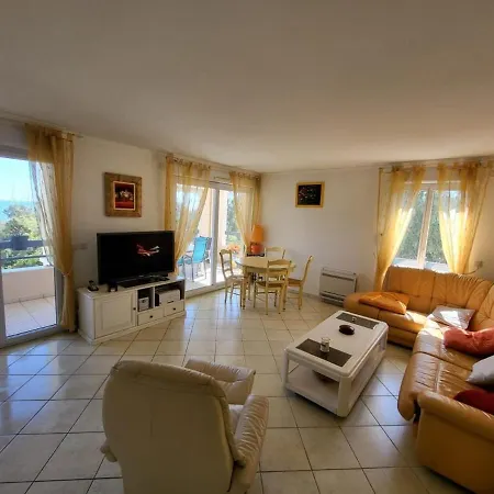 5 Mins Walk,wi-fi,ac,pool,parking,elevator *