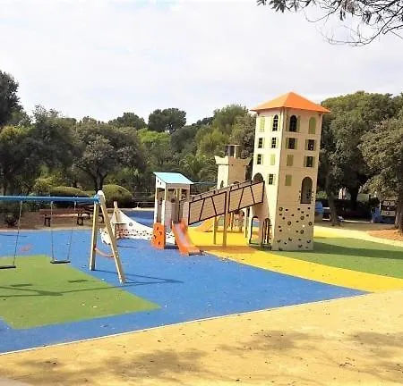 5 Mins Walk,wi-fi,ac,pool,parking,elevator