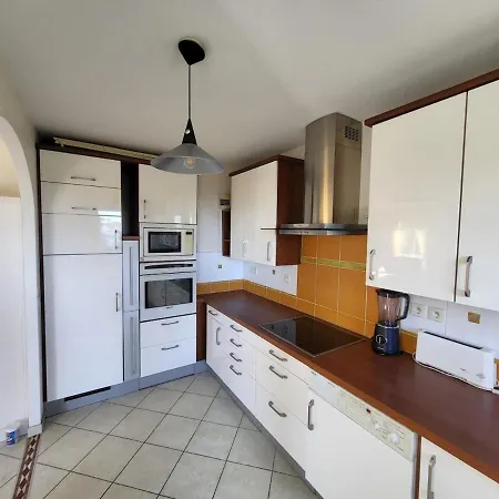 5 Mins Walk,wi-fi,ac,pool,parking,elevator *