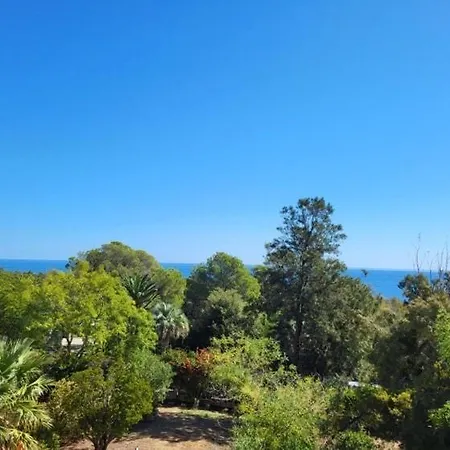 5 Mins Walk,wi-fi,ac,pool,parking,elevator *