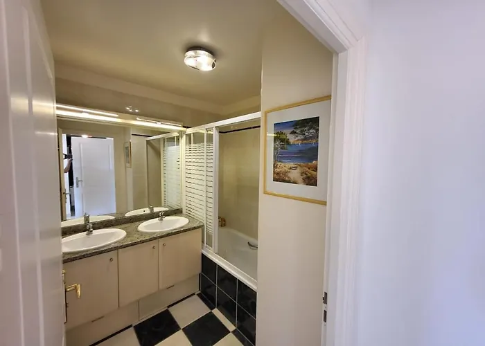 Lägenhet 5 Mins Walk,wi-fi,ac,pool,parking,elevator Fréjus