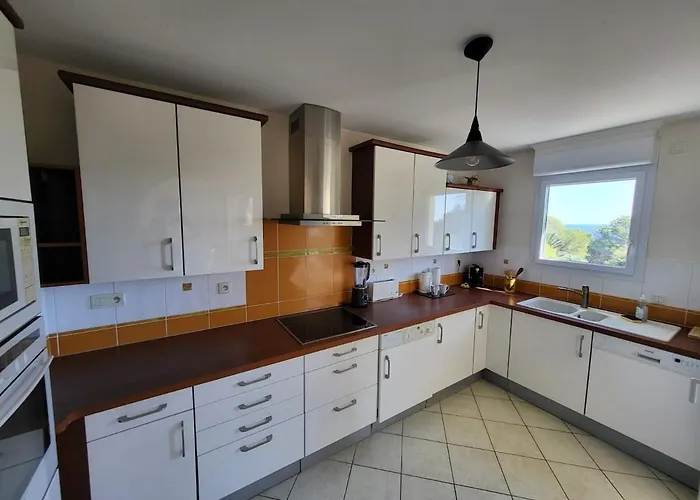 5 Mins Walk,wi-fi,ac,pool,parking,elevator