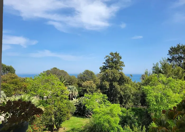 5 Mins Walk,wi-fi,ac,pool,parking,elevator