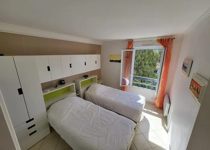 5 Mins Walk,wi-fi,ac,pool,parking,elevator *