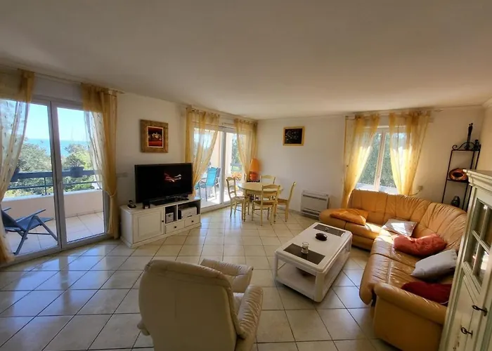 5 Mins Walk,wi-fi,ac,pool,parking,elevator *