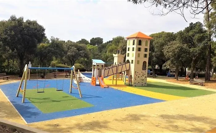 5 Mins Walk,wi-fi,ac,pool,parking,elevator