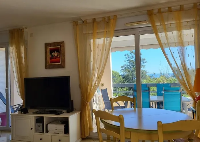 5 Mins Walk,wi-fi,ac,pool,parking,elevator Lägenhet