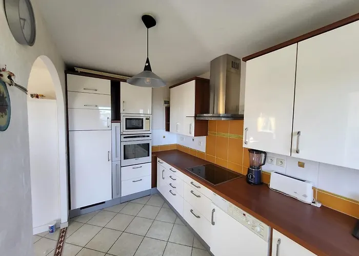 5 Mins Walk,wi-fi,ac,pool,parking,elevator *