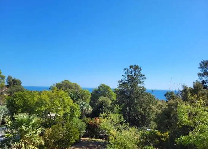 5 Mins Walk,wi-fi,ac,pool,parking,elevator *