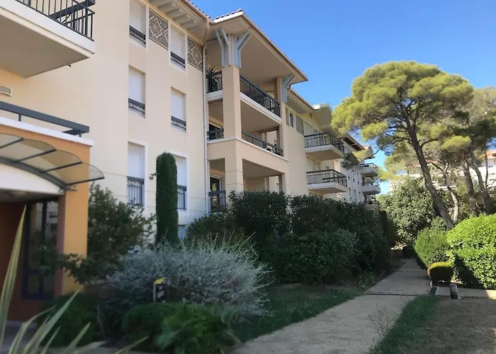 5 Mins Walk,wi-fi,ac,pool,parking,elevator