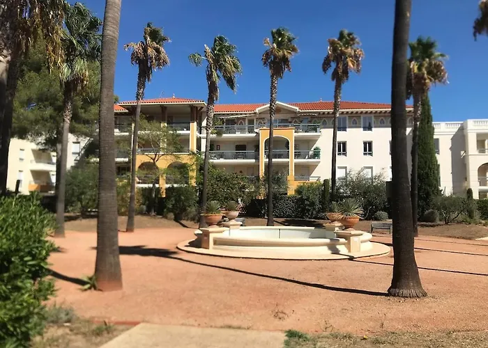 5 Mins Walk,wi-fi,ac,pool,parking,elevator *